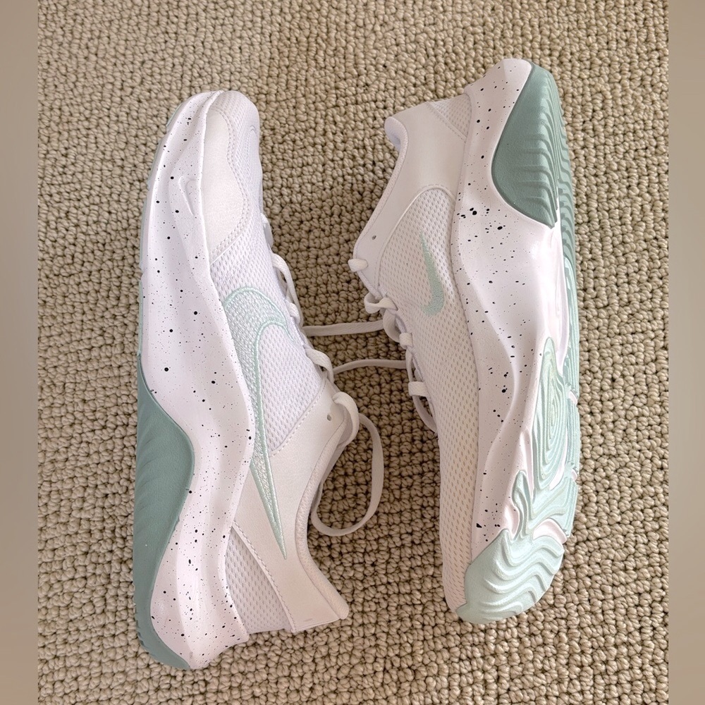 New Nike Legend Essential 3 in White and Jade - WOMENS 12